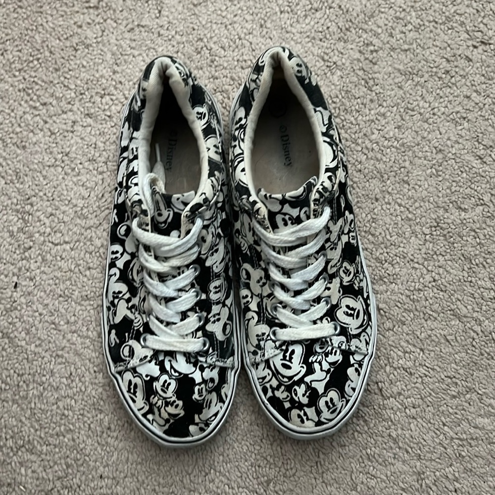 Disney brand Mickey Mouse face canvas sneakers, size 10. 🖤🤍